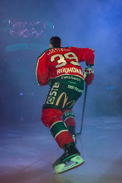Frölundas Mikael Ruohomaa innan ishockeymatchen i SHL