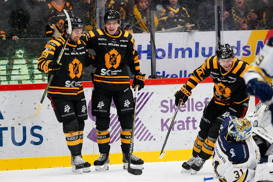 Skellefteås Dylan Sikura och Frans Haara jublar