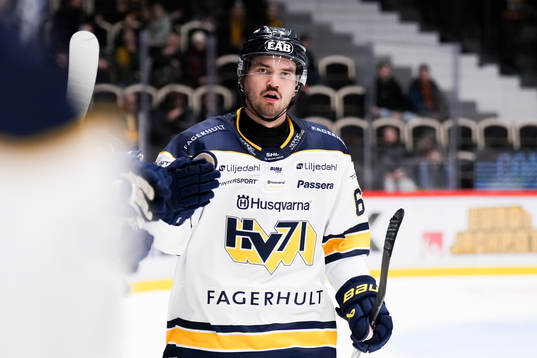 HV71s Oliwer Kaski jublar