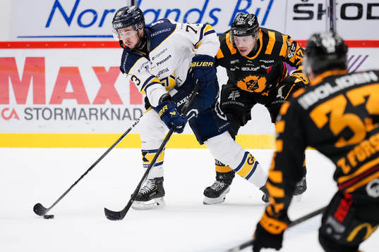 HV71s Nicholas Shore och Skellefteås Pär Lindholm