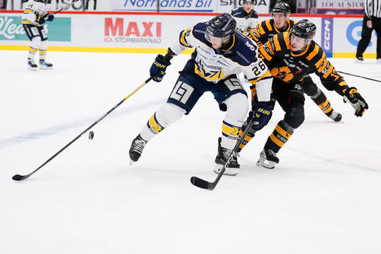 HV71s Tommi Tikka och Skellefteås Pär Lindholm