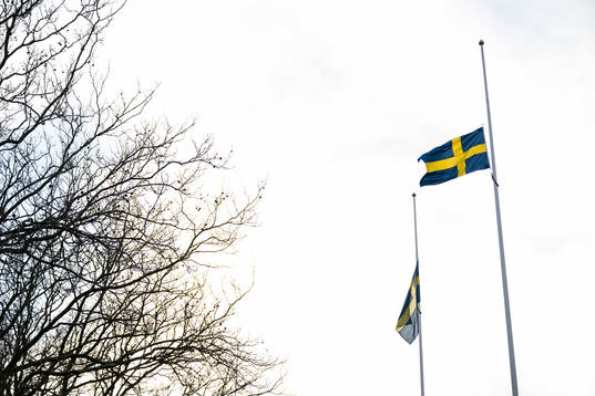 Flaggor på halvstång