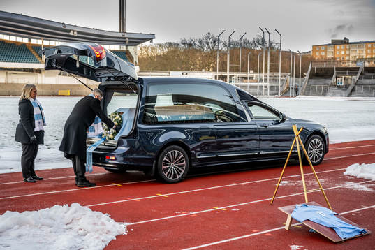 En begravningsbil med Bosse Larssons kista