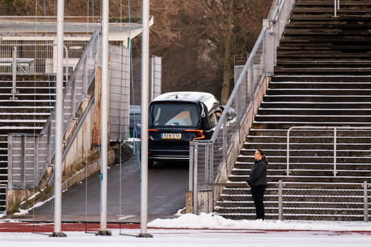 En begravningsbil med Bosse Larssons kista