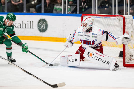 Rögles Albin Sundsvik och Timrås målvakt Jacob Johansson