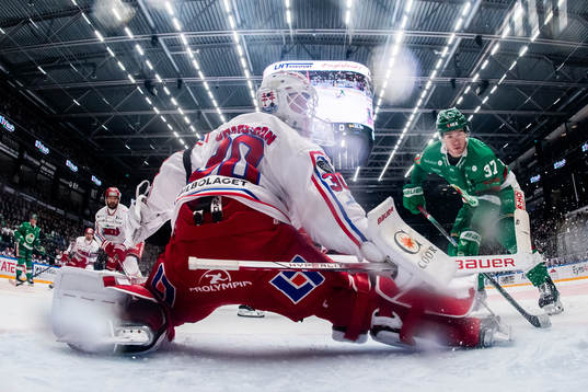 Rögles Albin Sundsvik gör 1-0 målet bakom Timrås