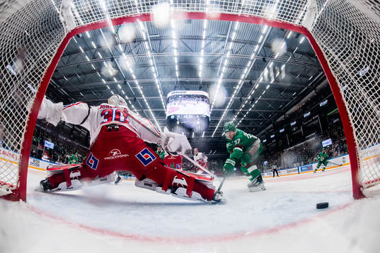 Rögles Albin Sundsvik gör 1-0 målet bakom Timrås