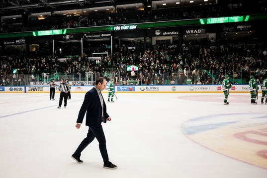 Rögles assisterande tränare Janne Larsson deppar