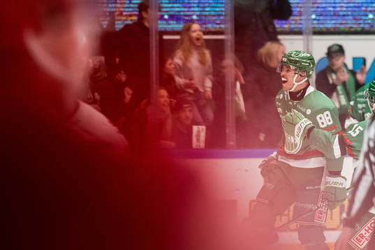 Rögles Brandon Davidson jublar