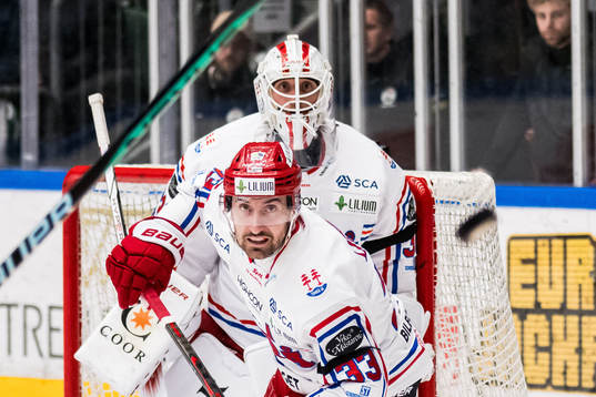 Timrås Albin Lundin och målvakt Jacob Johansson