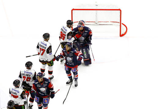 Linköpings spelare jublar och Malmö Redhawks deppar och
