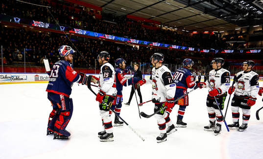 Linköpings spelare jublar och Malmö Redhawks deppar och