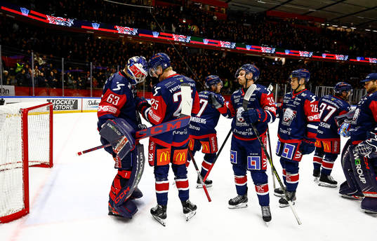 Linköpings Filip Bystedt  jublar och tackar målvakt
