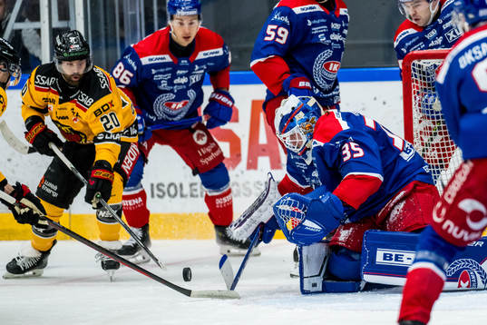 Luleås Jack Connolly och Oskarshamns målvakt Emil Kruse