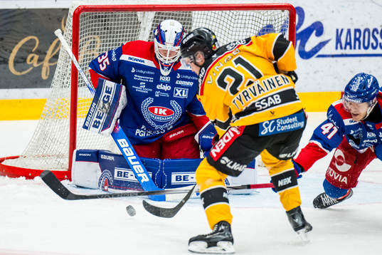 Oskarshamns målvakt Emil Kruse och Luleås Juhani