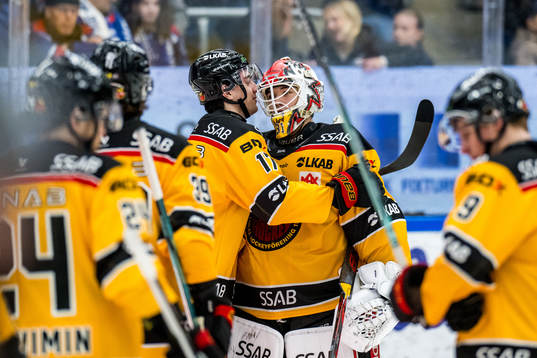 Luleås målvakt Matteus Ward jublar