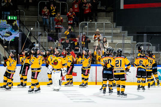 Luleås spelare och supportar jublar