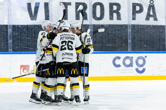 Västerås spelare jublar efte rreduceringen 5-2