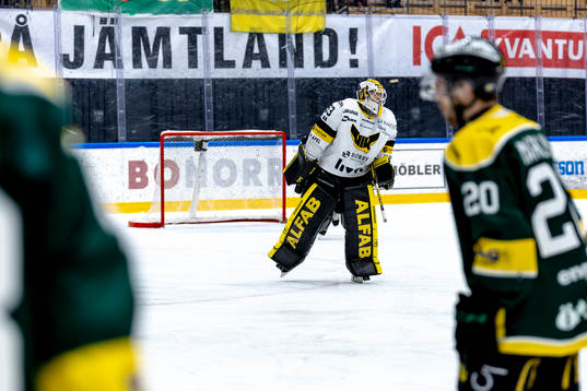 Västerås målvakt Niilo Halonen lämnar målet