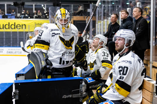 Västerås målvakt Niilo Halonen lämnar isen