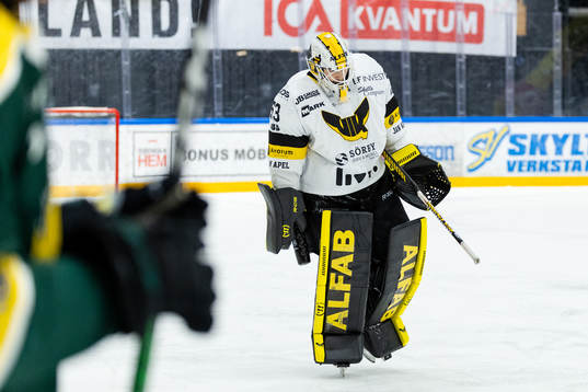 Västerås målvakt Niilo Halonen lämnar isen