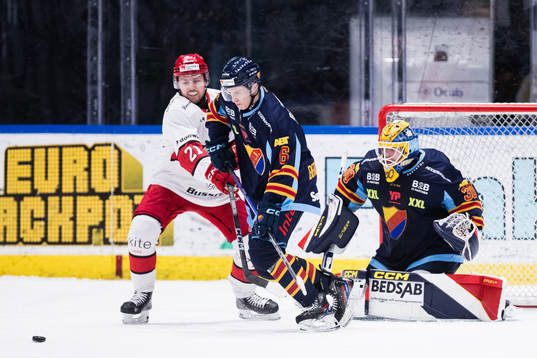 Almtunas William Eriksson oroar framför Djurgårdens Arvid