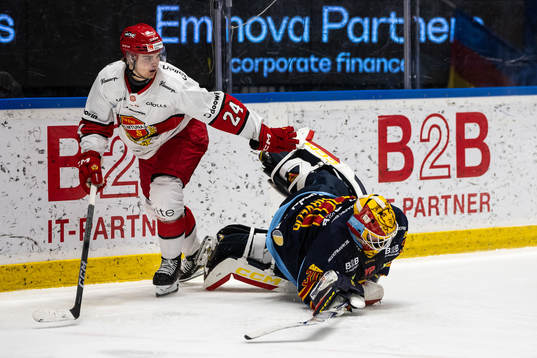 Almtunas Elliot Ekmark och Djurgårdens målvakt Hugo