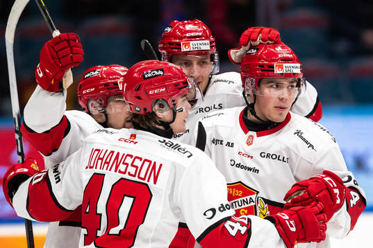 Almtunas Alexander Ljungkrantz jublar med lagkamrater