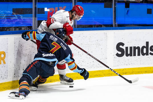 Djurgårdens Victor Eklund och Almtunas Marcus Karlström
