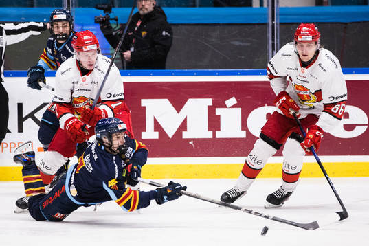 Djurgårdens Victor Eklund får iväg pucken från Almtunas