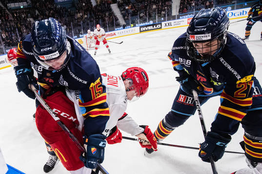 Djurgårdens Frederik Schlyter och Linus Eriksson i kamp om