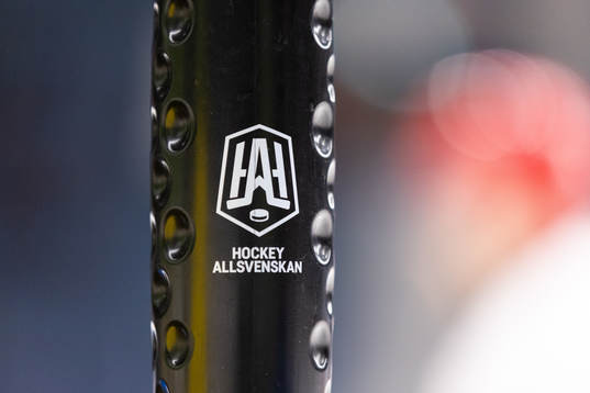 Hockeyallsvenskans logotyp på en vattenflaska innan
