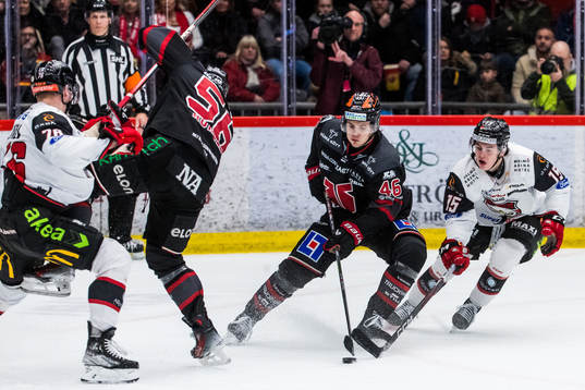 Örebros Svante Sjödin och Malmö Redhawks Hjalte Kruse