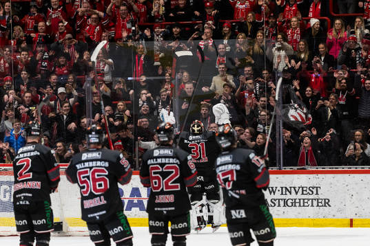 Örebros målvakt Jonas Arntzen jublar mot supportrar