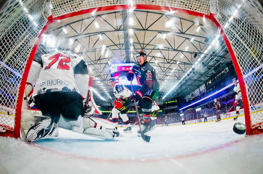 Örebros Samuel Johannesson gör 1-0 på Malmö Redhawks