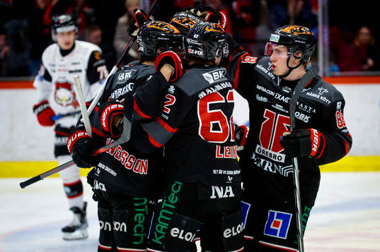 Örebros Samuel Johannesson jublar vid 3-0 med Jonathan