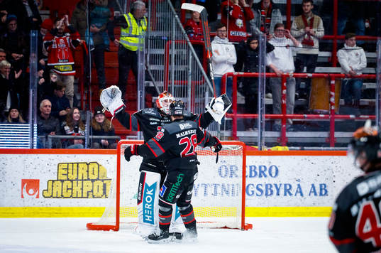 Örebros målvakt Jonas Arntzen jublar
