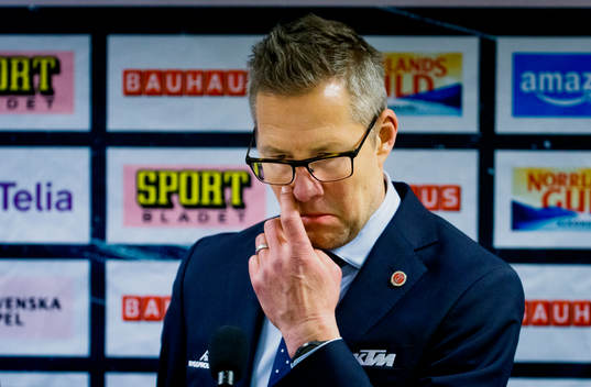 Örebros tränare Johan Hedberg på presskonferensen