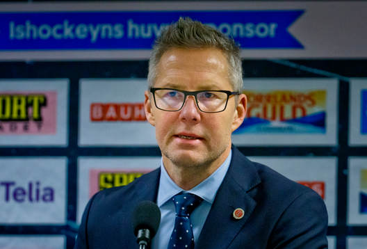 Örebros tränare Johan Hedberg på presskonferensen