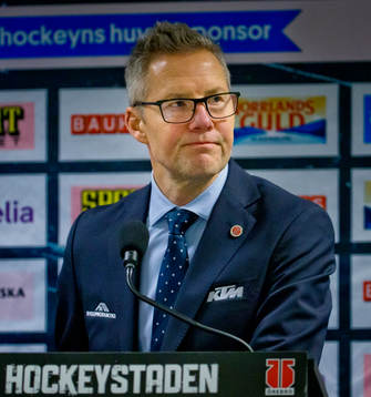 Örebros tränare Johan Hedberg på presskonferensen