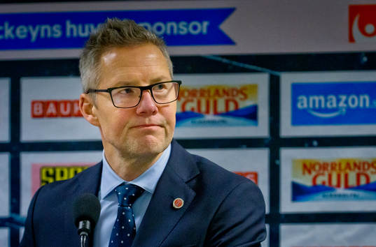Örebros tränare Johan Hedberg på presskonferensen