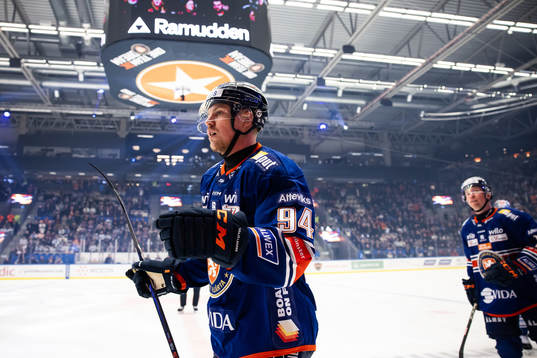 Växjös Joel Persson jublar