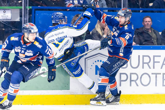 Leksands Felix Unger Sörum blir tacklad av Växjös