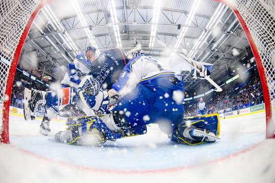Växjös Marcus Sylvegård mellan Leksands Patrik