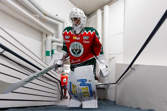 Frölundas målvakt Frans Tuohimaa  innan ishockeymatchen i