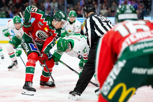 Frölundas David Edstrom tekar mot Rögles Linus Sjödin