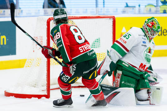 Frölundas Malte Strömwall gör 1-0 på Rögles målvakt