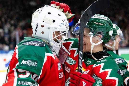 Frölundas målvakt Frans Tuohimaa jublar ihop med Max
