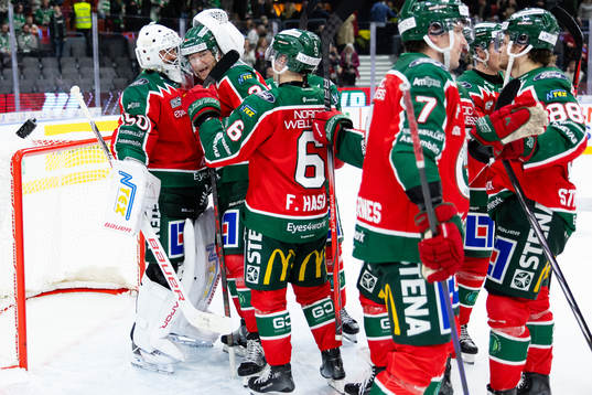 Frölundas målvakt Frans Tuohimaa jublar med lagkamrater