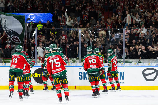 Frölundas spelare jublar och tackar klacken